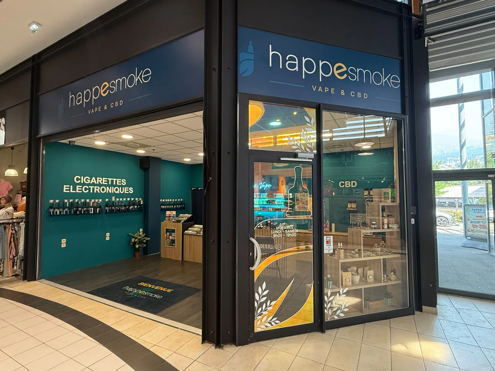 Vitrine du magasin HappeSmoke Embrun